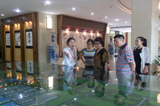 同路傳媒董事長呂璘一行來四特酒公司參觀學(xué)習(xí)